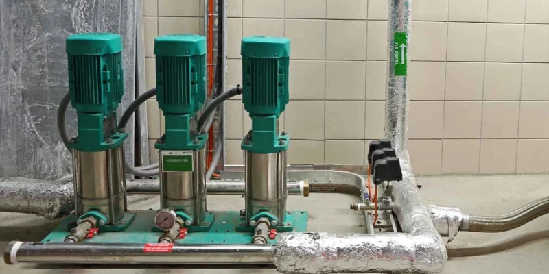 بوستر پمپ چیست؟ نحوه کار، اجزا، انواع (دور ثابت/دور متغیر) و کاربردها